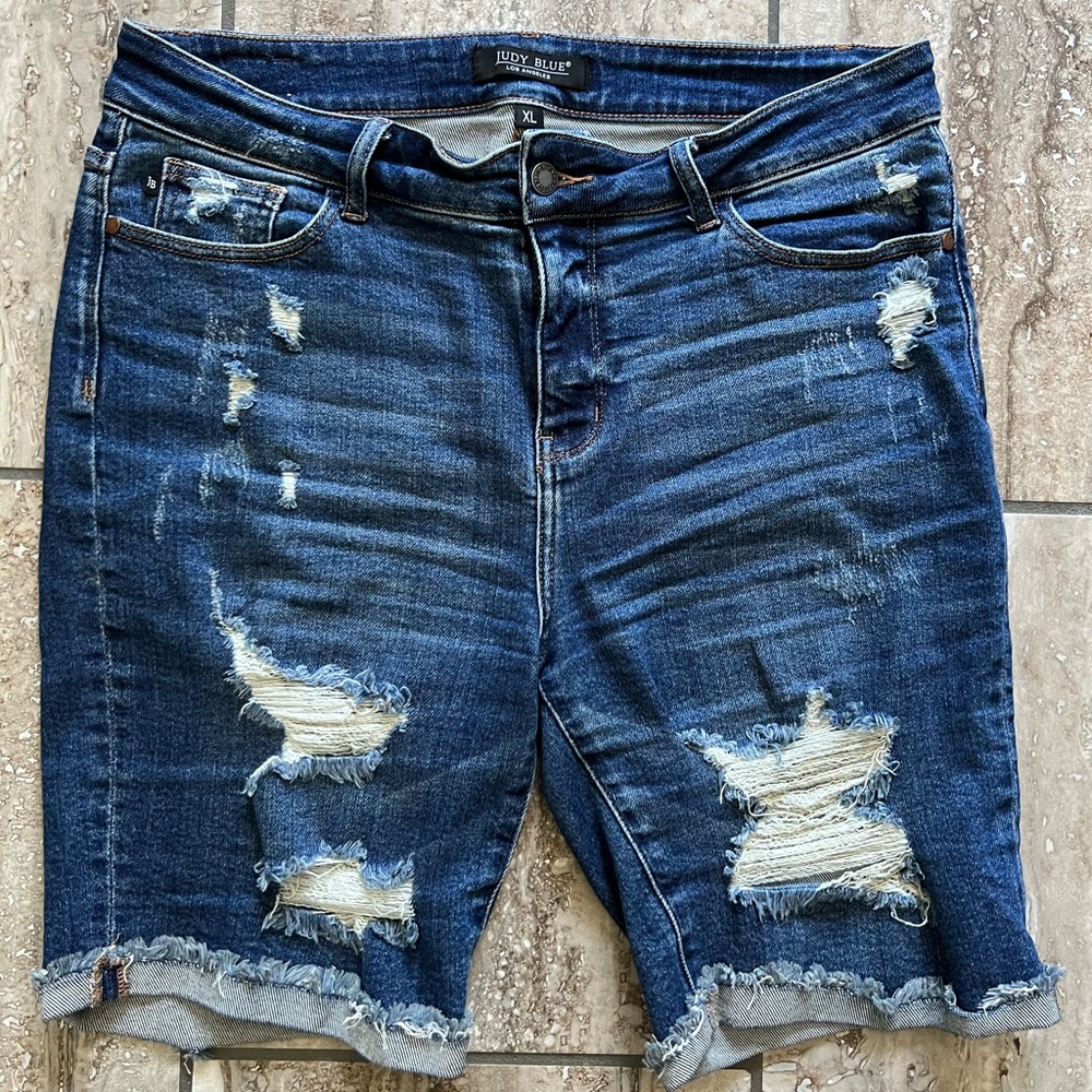 JUDY BLUE Size XL distressed dark wash Bermuda shorts.